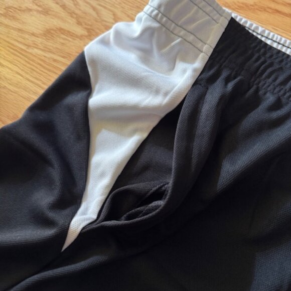 Under Armour Women's Baseline 6' Shorts Loose Fit Black & White - Picture 3 of 5